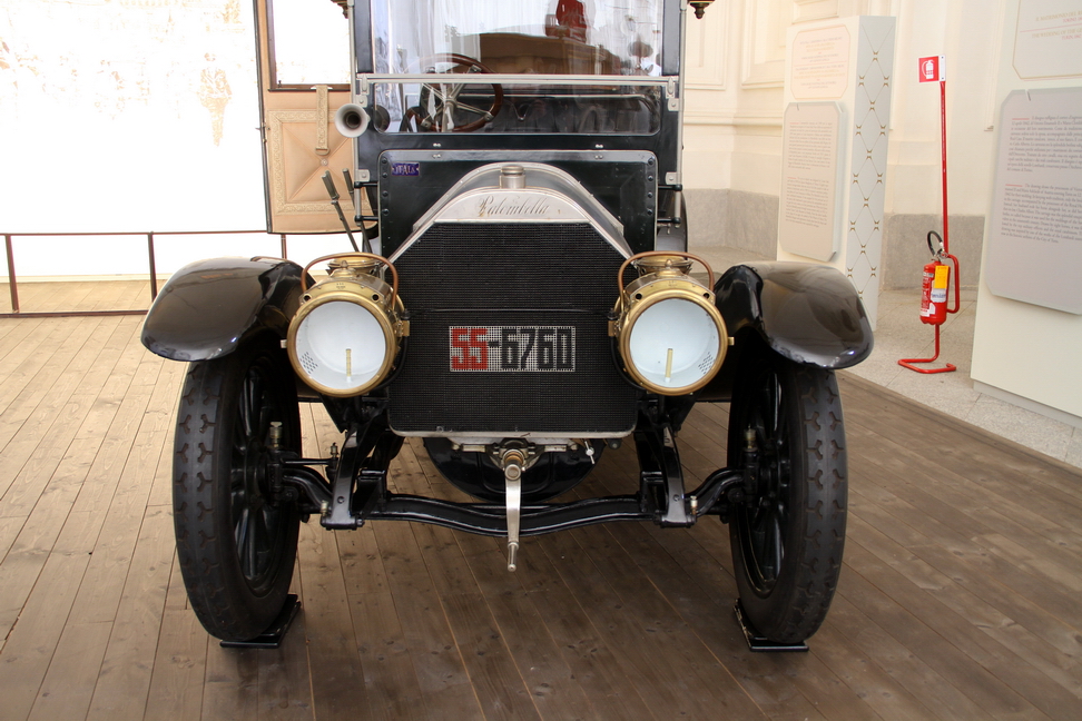 Carrozze Reali_152.JPG - Forte della sua esperienza di carrozziere, era stato fra i primi ad interessarsi alle automobili e nel 1905 aveva aperto in Corso Sempione a Milano uno stabilimento dedicato alla loro produzione.